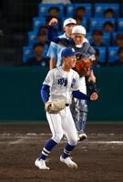 　最後の打者を打ち取り、ガッツポーズを見せる明豊・寺本（手前）＝撮影・石湯恒介