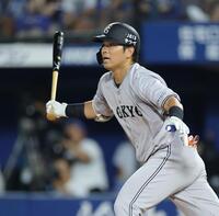 　８回、勝ち越しとなる左犠飛を放つ大城卓（撮影・西岡正）