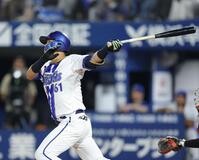 　７回、左越えに同点二塁打を放つ蛯名（撮影・西岡正）