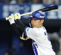 　３回、左前打を放つ京田（撮影・西岡正）