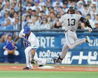 　２回、キャベッジ（右）の遊ゴロで京田がビシエドに悪送球し、出塁を許す（撮影・西岡正）