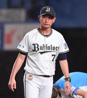 　７回、投手交代を告げた岸田監督（撮影・開出牧）