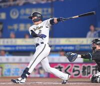 　８回、勝ち越しの左前適時打を放つ若月（撮影・開出牧）