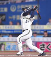 　６回、勝ち越しの左越えソロを放つ太田（撮影・開出牧）