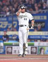 　５回、押し出し四球を選びジャンピングポーズを決める頓宮（撮影・開出牧）