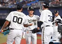 　６回、勝ち越しの左越えソロを放ち先発のエスピノーザ（左）らナインとタッチを交わす太田（中央）＝撮影・開出牧
