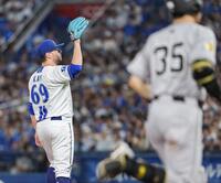 　６回、泉口（手前）に本塁打を浴びたケイ