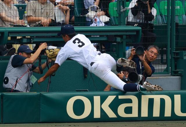 夏の甲子園 佐賀北の一塁手がスーパープレー 飛球を追ってカメラマン席