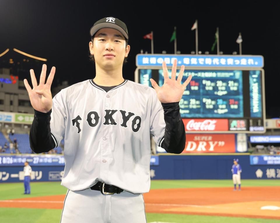 　ヒーローインタビューの後、ポーズを決める山崎（撮影・西岡正）