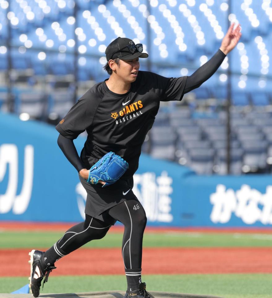 　試合前練習でマウンドを確認する又木（撮影・西岡正）