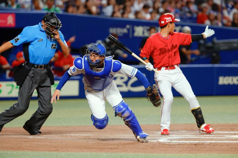 　１１回、マルテの暴投をはじいた捕手・石伊がボールを追うが、決勝点を許す