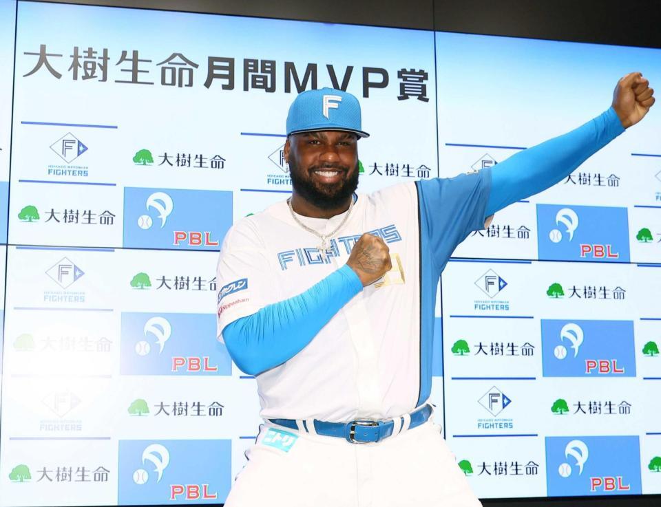 　７月度「大樹生命月間ＭＶＰ賞」に選出され、ポーズをとるレイエス（撮影・中島達哉）