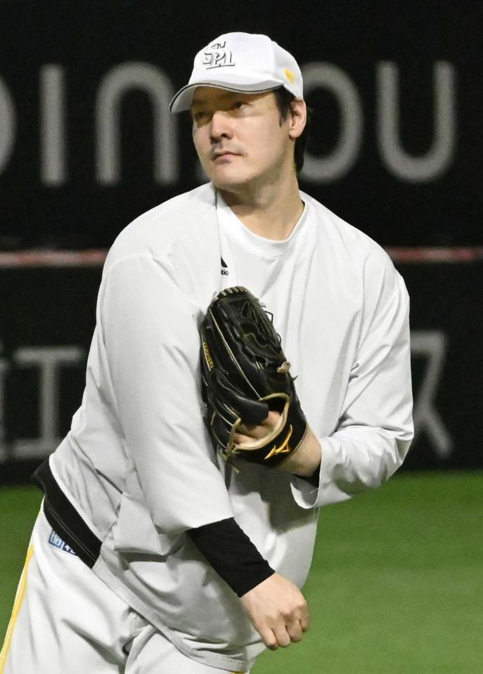 　キャッチボールするソフトバンク・有原＝みずほペイペイドーム