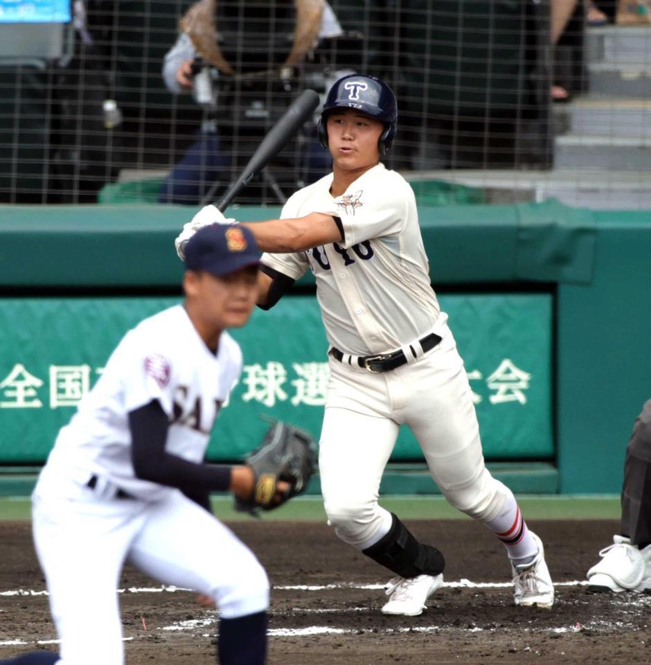 　１回、白鳥は先制となる適時打を放つ