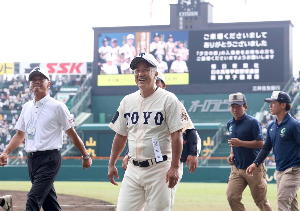 　試合に勝利し笑顔を見せる岡田監督（中央）