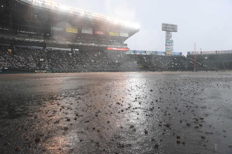 　降雨のため中断する第３試合＝甲子園