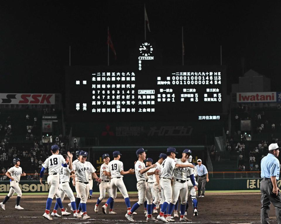 　タイブレークの末、高知中央を破った綾羽ナイン