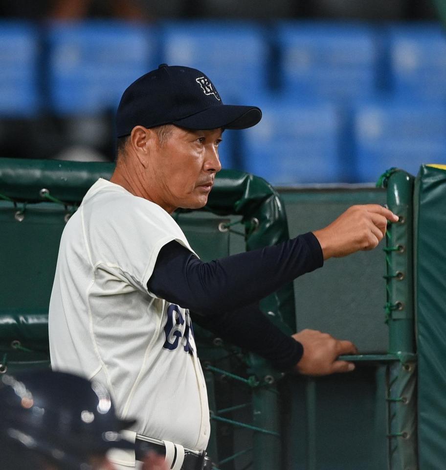 　３回、ベンチから指示を出す高知中央・山野司監督（撮影・西田忠信）