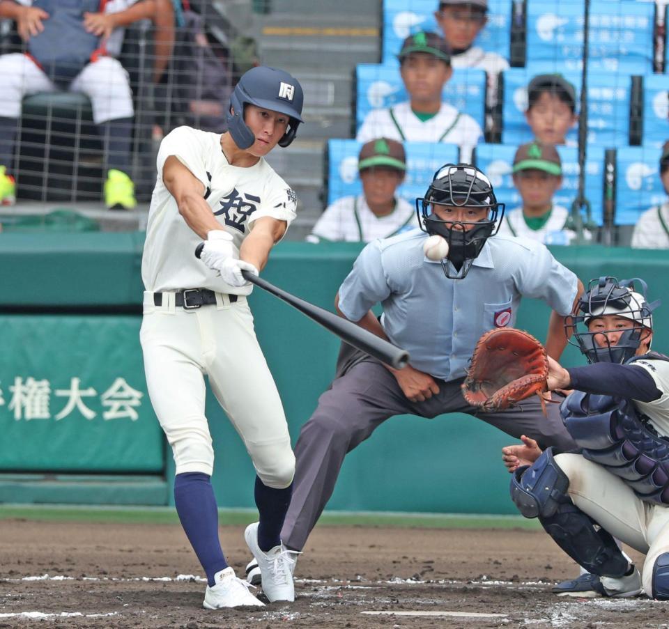 　７回、同点犠飛を放つ西日本短大付・奥駿仁（撮影・石井剣太郎）