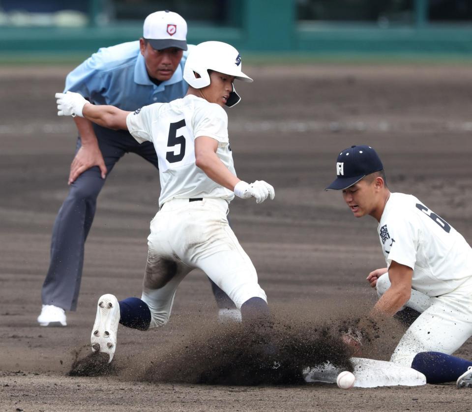 　６回、二盗を決める弘前学院聖愛・沢田蓮（撮影・中田匡峻）