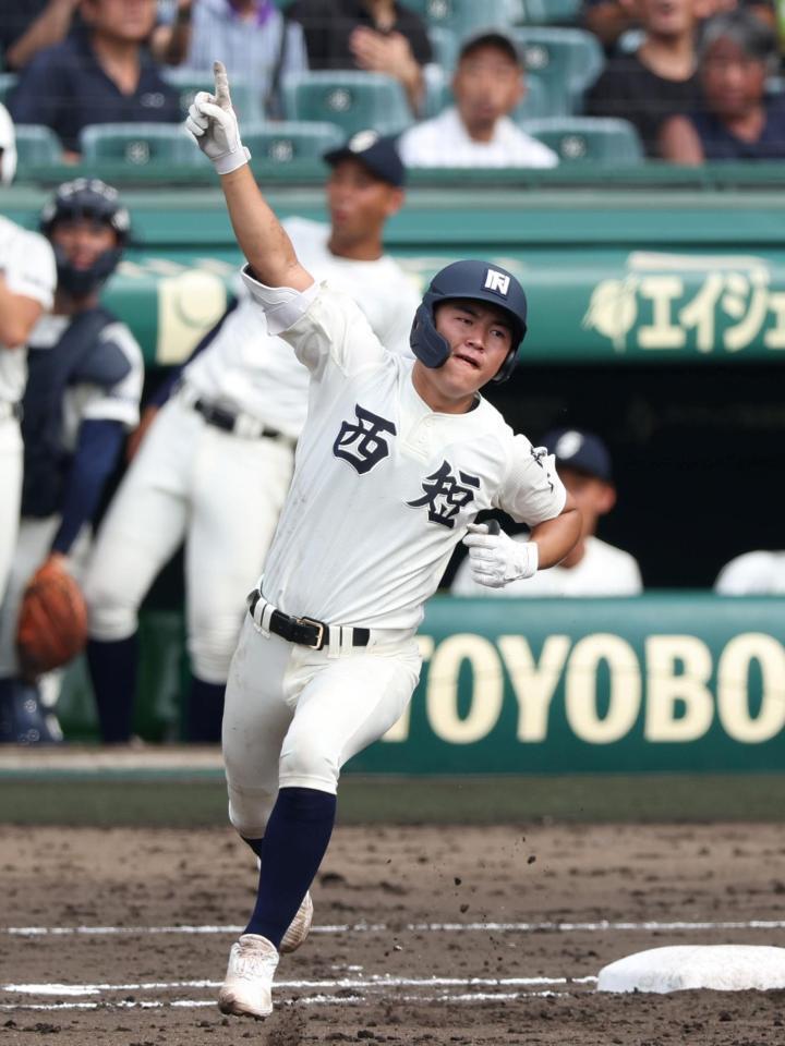 　４回、先制２ランを放った西日本短大付・山下航輝（撮影・中田匡峻）