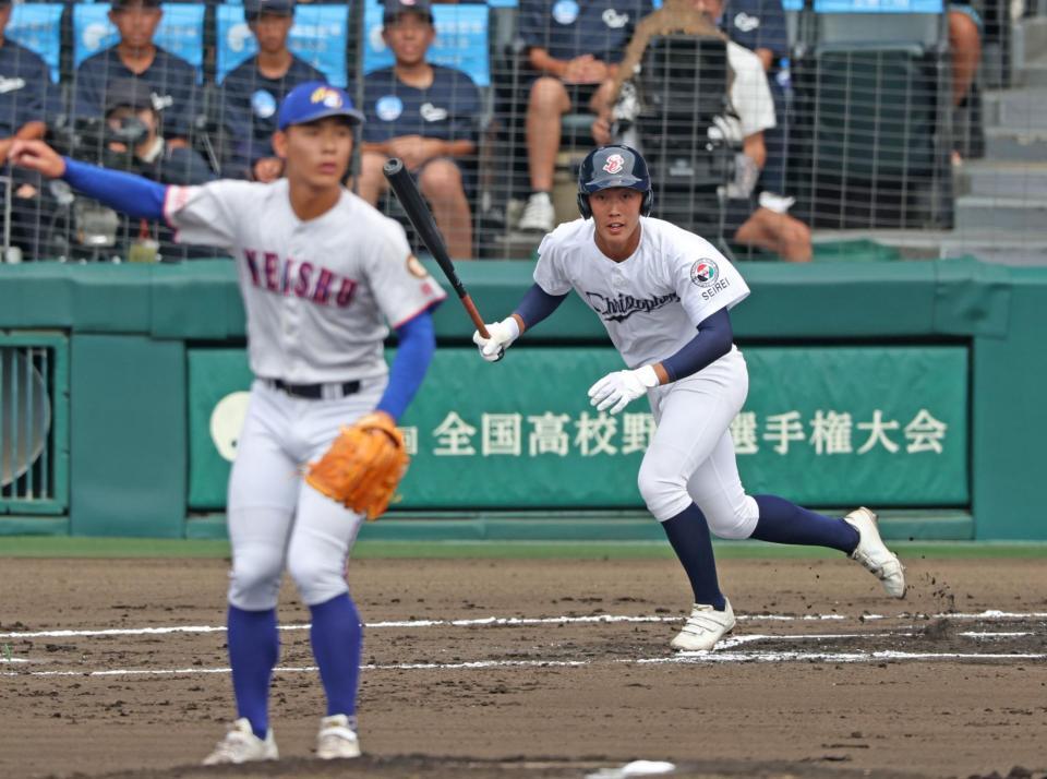 　１回、先制適時二塁打を放つ聖隷クリストファー・渡部哉斗（撮影・中田匡峻）