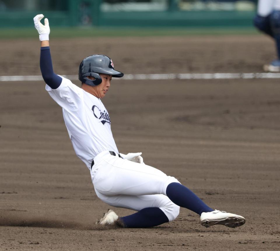 　１回、先制適時二塁打を放ち、二塁へ滑り込む聖隷クリストファー・渡部哉斗（撮影・中田匡峻）