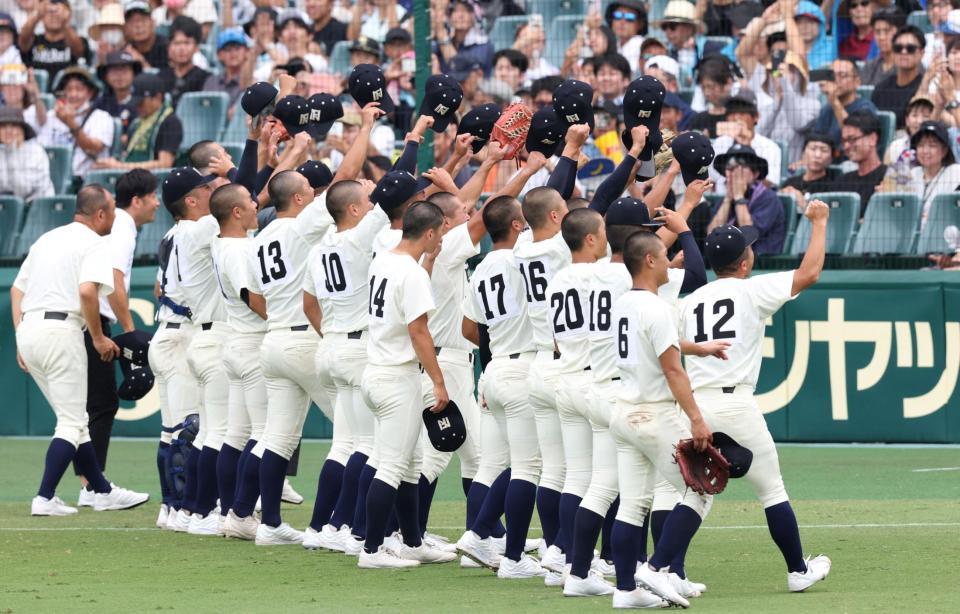 　弘前学院聖愛に勝利し、アルプスに向かって拳を突き上げる西日本短大付ナイン（撮影・中田匡峻）