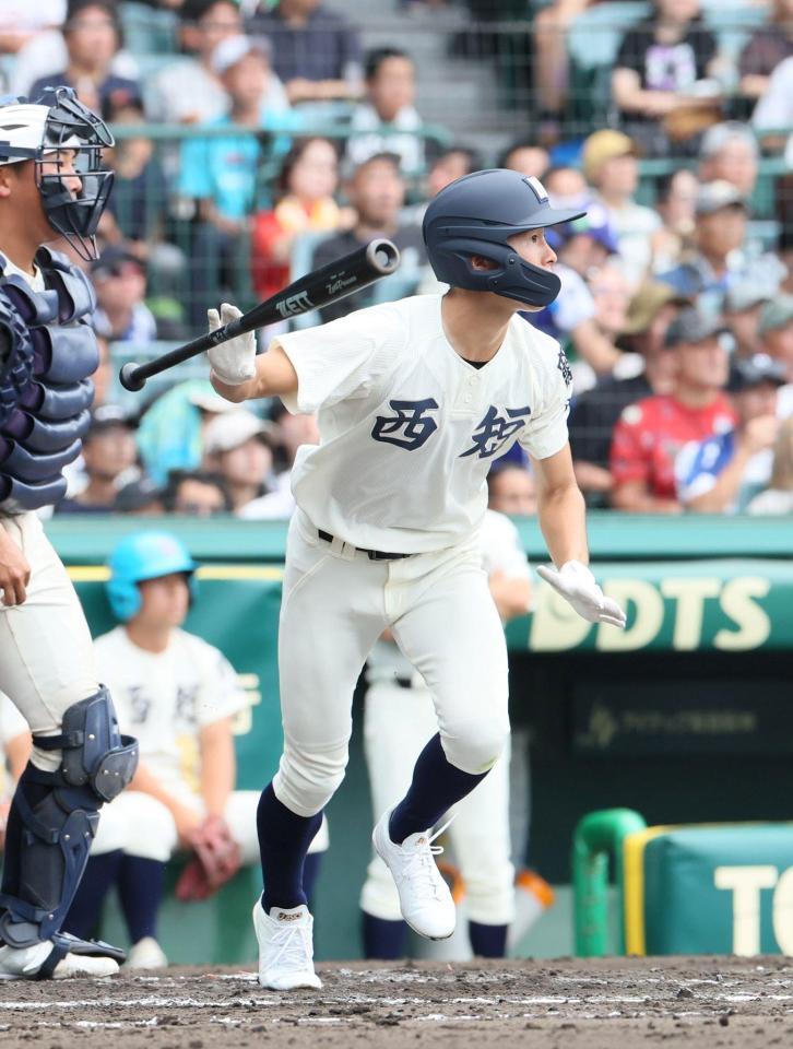 　７回、同点犠飛を放つ西日本短大付・奥駿仁（撮影・石井剣太郎）