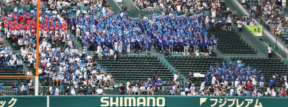 　明秀学園日立のアルプス席（撮影・中田匡峻）