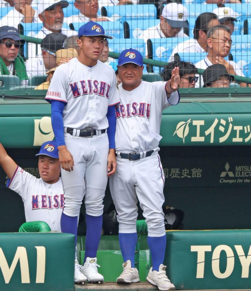 　８回、ピンチで能戸輝夢（左）を伝令で送り出す明秀学園日立・金沢成奉監督（撮影・中田匡峻）