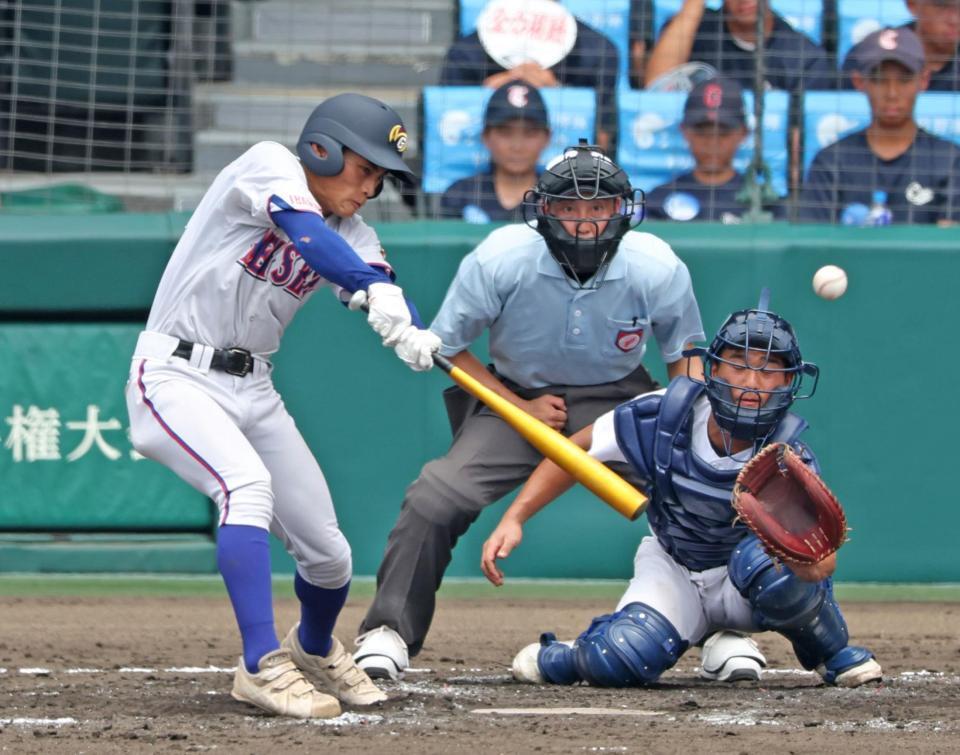 　３回、左前に同点適時打を放つ明秀学園日立・有住陽斗（撮影・中田匡峻）