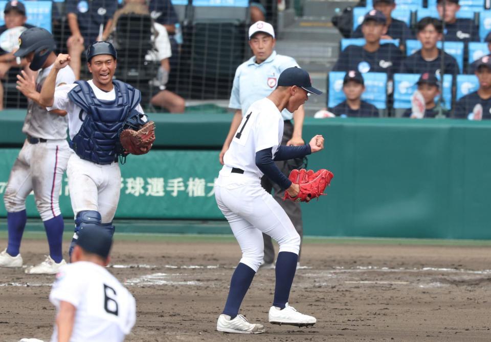 　明秀学園日立を破り、拳を握る聖隷クリストファー・高部陸（中央）＝撮影・中田匡峻