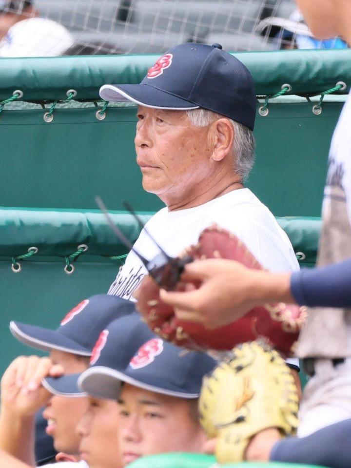 　戦況を見守る聖隷クリストファーの上村敏正監督（撮影・石井剣太郎）