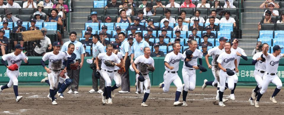 　明秀学園日立に勝利し、アルプスに向かって駆け出す聖隷クリストファーナイン（撮影・中田匡峻）