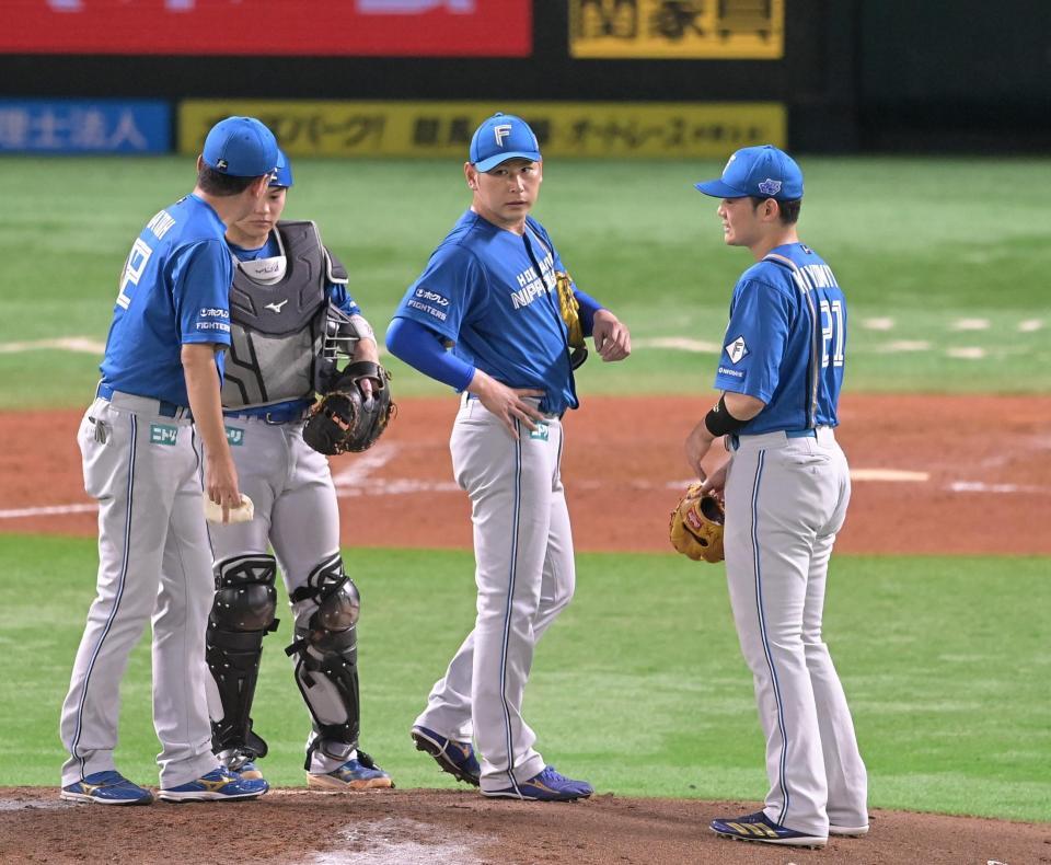 　４回、降板する加藤貴（中央）