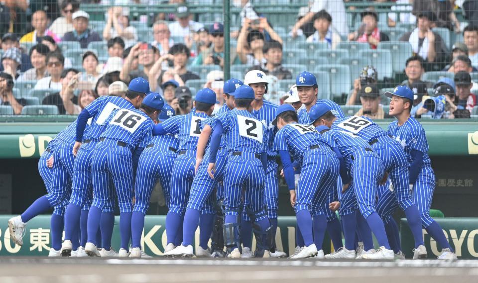 　試合前、円陣を組む青藍泰斗ナイン（撮影・西田忠信）