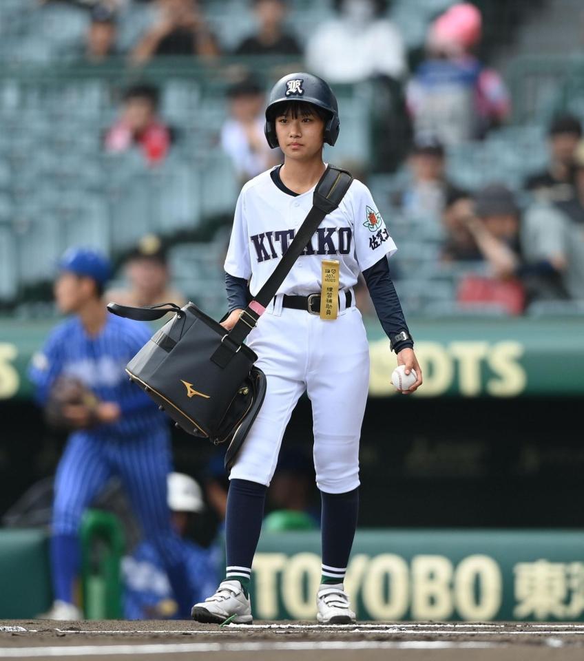 　ボールパーソンを務める佐賀北・家永そらさん（撮影・西田忠信）