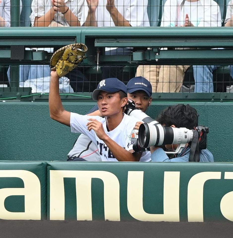 　２回、青藍泰斗・白土秀哉の飛球をカメラ席に飛び込んで捕球した佐賀北・宮崎淳多（撮影・西田忠信）