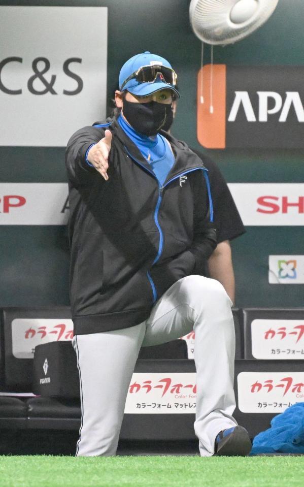 　７回、近藤の申告敬遠を告げる新庄監督