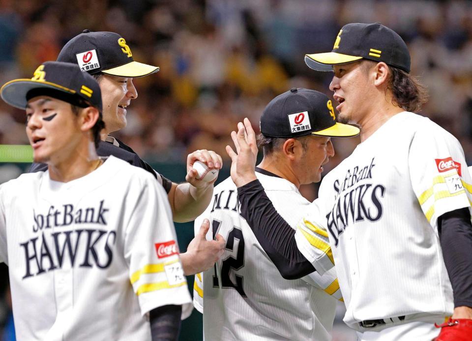 　日本ハムに勝利し、杉山（右）からウイニングボールを受け取る有原