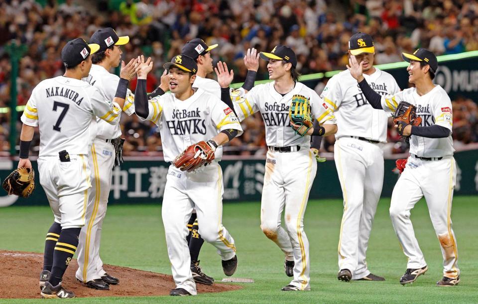 　日本ハムに勝利し、タッチするソフトバンクナイン