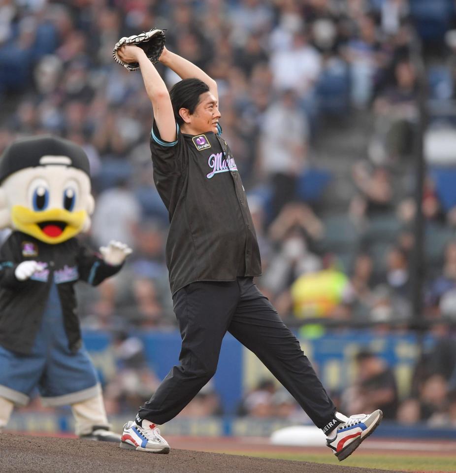 　始球式を務めるものまねタレントのＪＰ（撮影・開出牧）