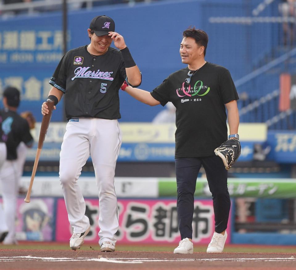 　始球式のキャッチャーを務める元ロッテ監督の井口資仁氏（右）。バッターを務める安田と共に登場（撮影・開出牧）