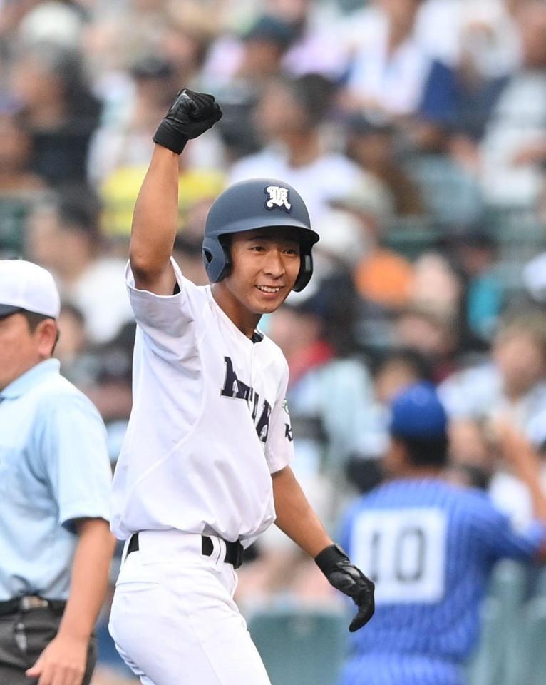 　４回、同点打を放ちガッツポーズする佐賀北・山口真仁（撮影・西田忠信）