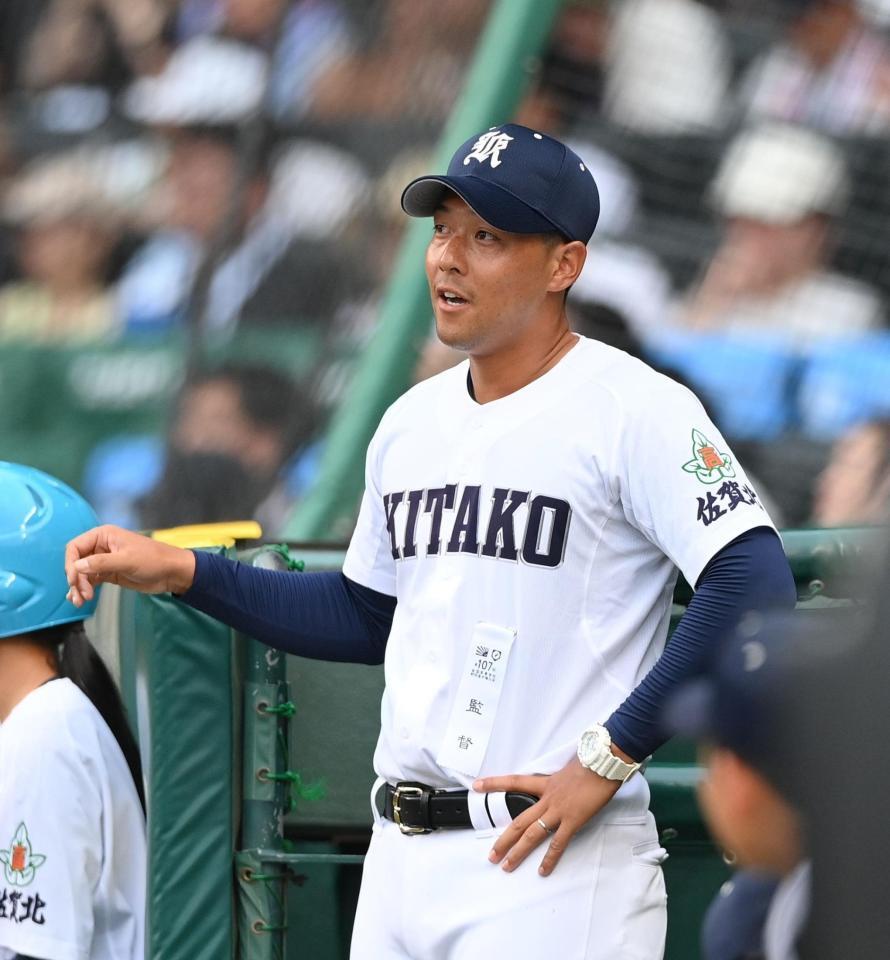 　５回、ベンチから試合を見る佐賀北・本村祥次監督（撮影・西田忠信）