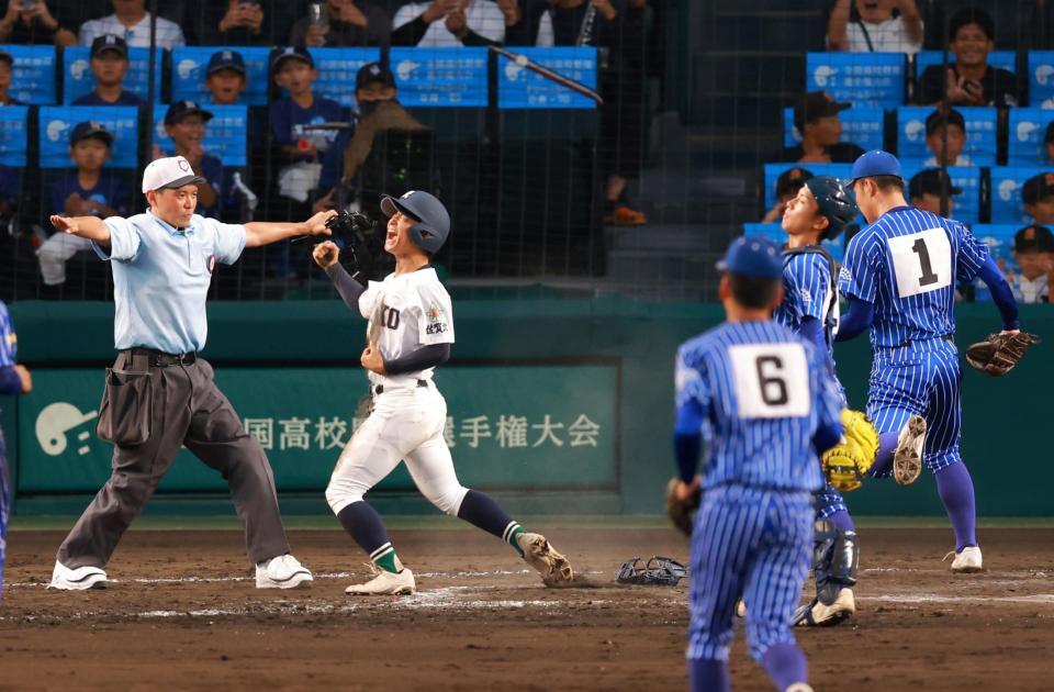 　１０回、スクイズでサヨナラのホームを踏んだ佐賀北・塚原（撮影・石湯恒介）