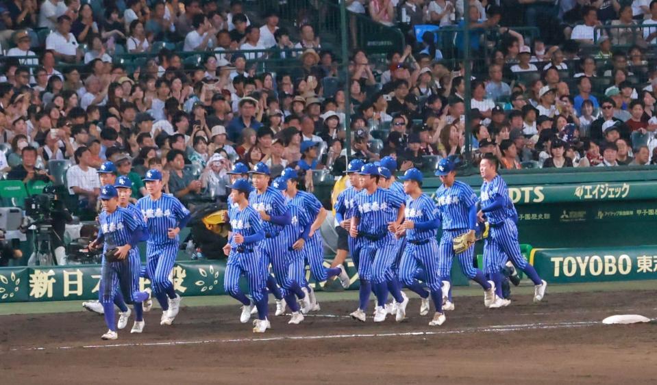 　スタンドへ挨拶に向かう青藍泰斗ナイン（撮影・石湯恒介）