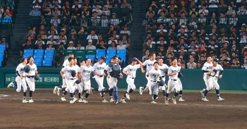 　スタンドへ挨拶に向かう佐賀北ナイン（撮影・石湯恒介）