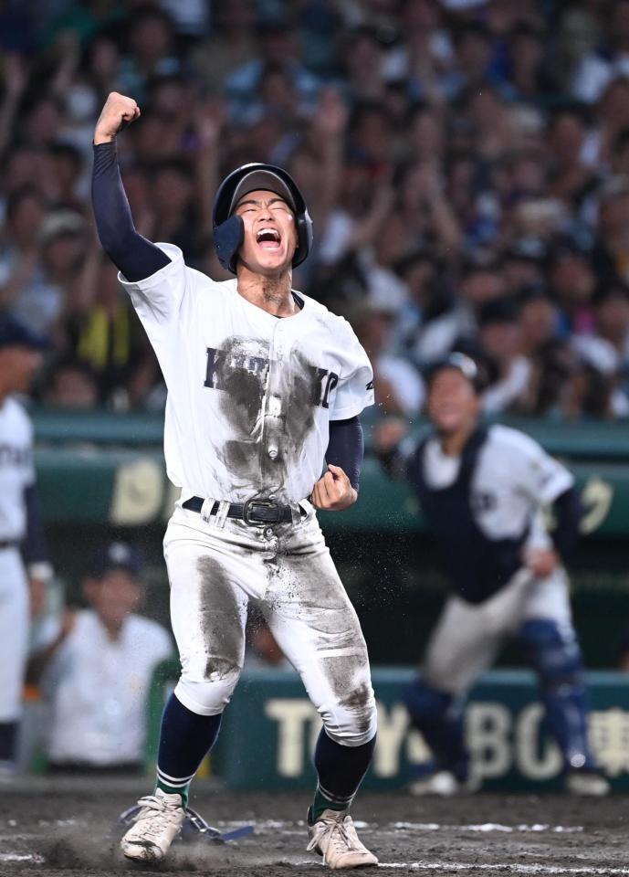 　１０回、山下のサヨナラスクイズで生還しガッツポーズする佐賀北の三走・塚原